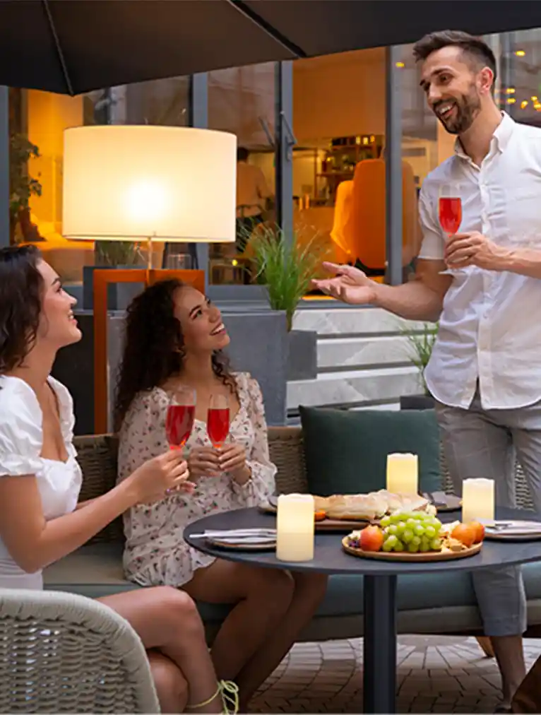 DINING & ENTERTAINMENT